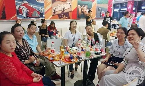 吃瓜群众爱热闹,热闹非凡的街头盛宴